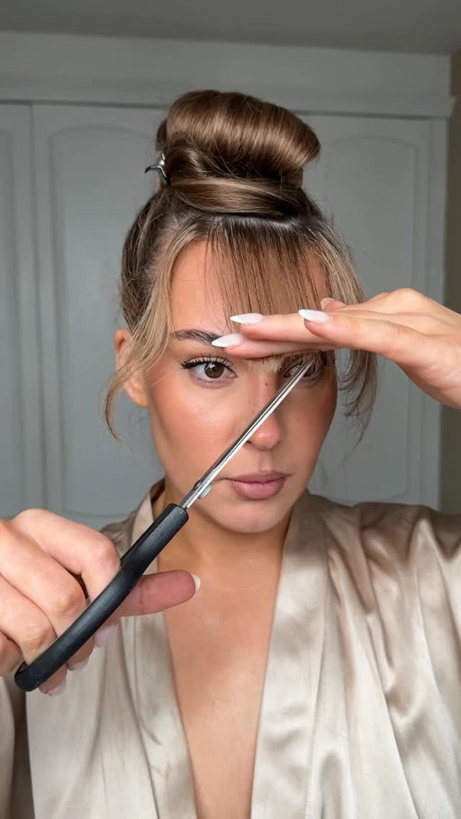 Had the urge to cut a wispy fringe with my kitchen scissors (don’t judge me)😇✂️ 
@bellissima.uk prodigy 
@overnightblowout littlie rod 
@kerastase_official hair elixir 

-
-
-
#wispyfringe #hairtutorial #hairinspo #hairideas #fringerestyle #bangstutorial #haircare