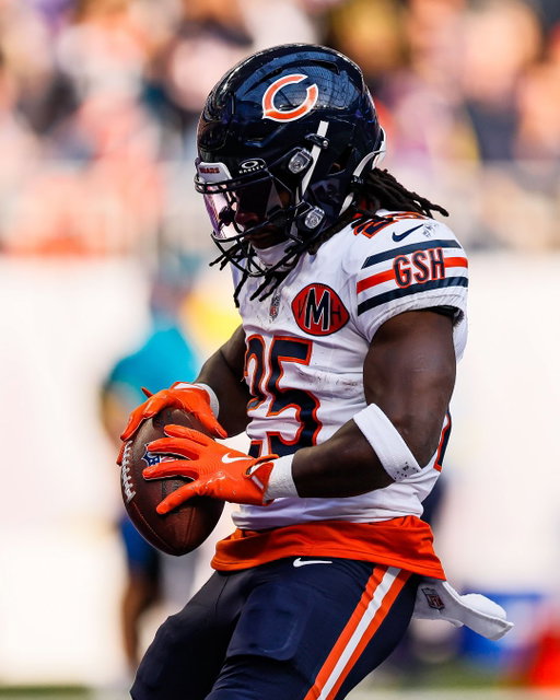 @justkyle._ runs it in for 6️⃣

📺: FOX