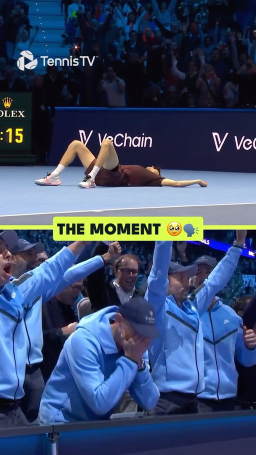 There’s one man on the court. There’s a whole family behind him 🫶 @janniksin 

#tennis #tennistv #atptour #sinner #nittoatpfinals