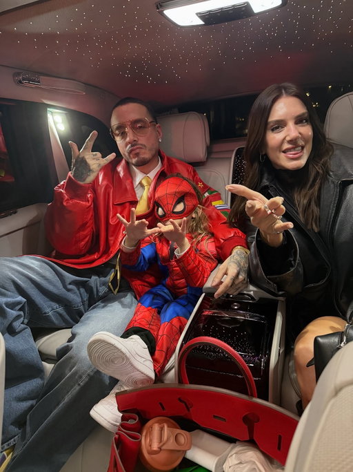 Mi hermano @ryancastrro… Qué orgullo verte romperla en Nueva York. Más allá del éxito y de los números, lo que realmente me alegra es ver cómo sigues creciendo sin perder tus valores. La familia siempre primero, ese amor y esa base que nos sostiene y nos recuerda quiénes somos.

Te respeto profundamente, no solo por tu talento, sino por la persona que eres: leal, trabajador y agradecido. Eso se siente en tu música ,en tu vibra y en tu equipo .
Awooo + Legooo