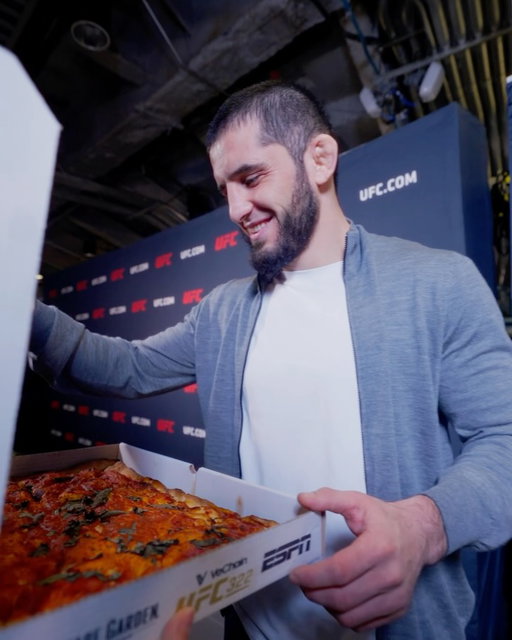 Nothing beats pizza after a win 🍕

We gave the winners of #VeChain #UFC322 @DanaWhite’s “Greatest F******* Pizza of All Time” from @PrinceStreetPizza!