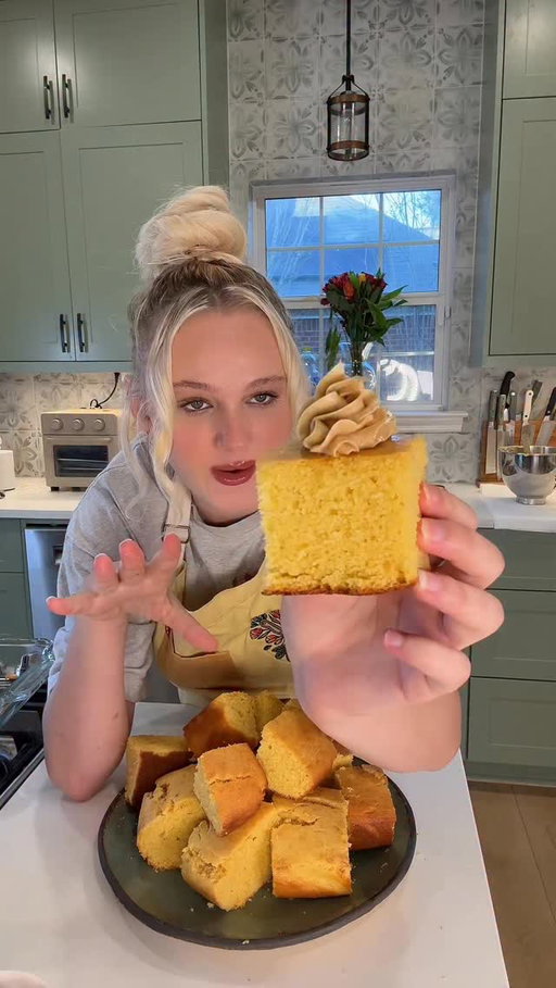 How to make fluffy moist cornbread with a whipped maple cinnamon butter for this Holiday season🍞🌽🧈