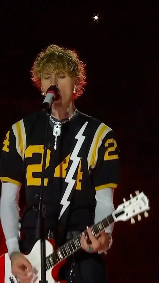 It’s just a semi-charmed kind of life @machinegunkelly! @budlightca #GreyCup Halftime Show