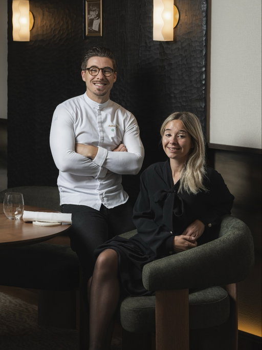 Le Manoir de la Régate, une maison familiale au bord de l’Erdre.💫
Mathieu en cuisine, Anne-Charlotte en salle.
Un duo complice, complémentaire. Une histoire de confiance et de liens infaillibles au service d’une gastronomie durable, ancrée dans le terroir, les saisons et le vivant. 🌿

📸 @paul.stefanaggi

#lemanoirdelaregate #nantes #restaurant #mathieuperou #restaurantnantes #nantesresto #michelinrestaurant #restaurantetoile #restaurantétoilé #gaultetmillau #etoilemichelin #gastronomie #guidemichelin #foodpic #foodphotography #foodstyling #erdre #mathieuperou #annecharlotteperou #cuisinedurable #famille