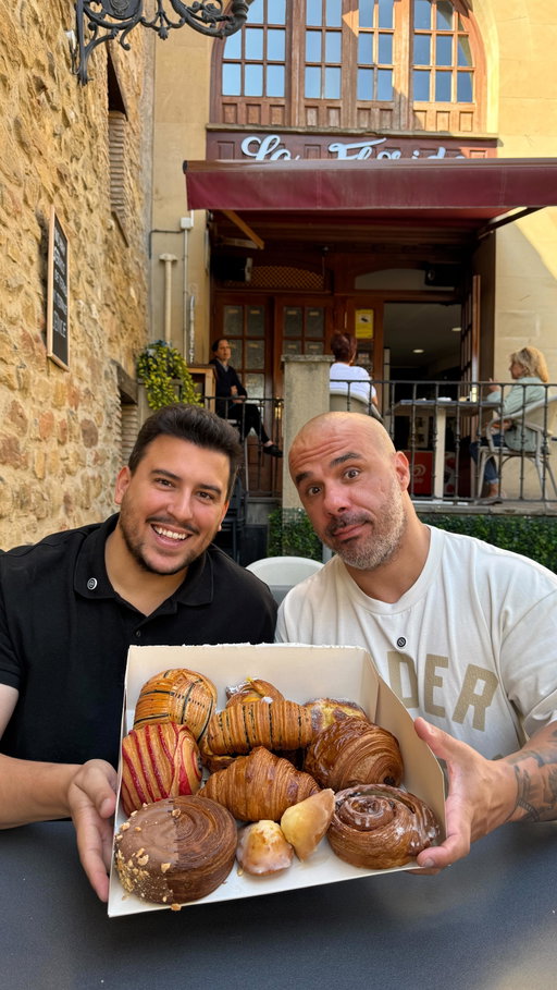 LOS DULCES DE LA MEJOR PANADERIA DE ESPAÑA 🇪🇸 

Esta panadería se llama @panaderiabarrihuelo fue la más premiada en el 2024, está en EL CIEGO, ALABA y para hacer estos panes y dulces tan brutales tienen a Giorgina,la primera Mujer en ser nombrada según The BAKER como la Mejor Panadera de España 🇪🇸

Ir con mi amigo @gourmetismo de verdad que fue toda una experiencia, para mi VISITA MÁS QUE UNA OBLIGATORIA si eres amante del pan y de los Hojaldrados.