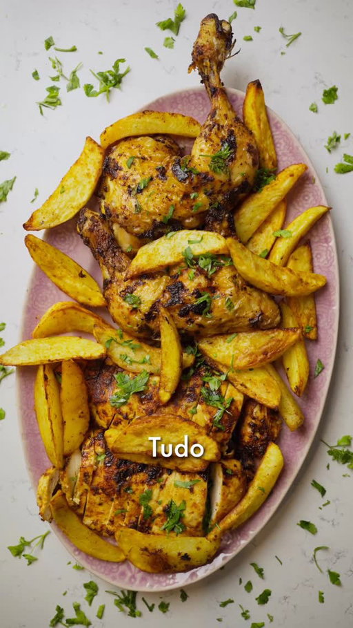O Melhor Frango na Air Fryer! 🔥
Um jantar completo para toda a família... em menos de 20 minutos! ❤️

1️⃣ Peitos de frango: iogurte + azeite + alho + paprika + sal e leve à Air fryer 12 minutos. 
2️⃣ Coxas de frango: azeite + alho + paprika + sal e leve à Air fryer 15 minutos. 
3️⃣ Batata caseira: sal + colorau + azeite + orégãos e leve à Air fryer 20 minutos. 

Crocante. Suculento. Zero complicações. ✨
Qual destas combinações vai experimentar primeiro? 

Com as Air Fryers da @radiopopular e a @apitadadopai nunca foi tão fácil ter um jantar delicioso em minutos! ❤️

#frango #airfryer #receitas #receitasrapidas #apitadadopai #radiopopular