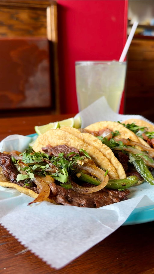 char-grilled ribeye tacos for the win! 🌮🧅🌶️ @taqueriatayahua.chicago 

📍2411 S Western Ave, Chicago

#chicago #tacos #chicagotacos #mexicanfood #supportsmallbusiness