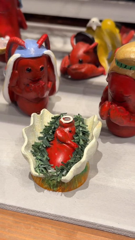 Who has this Lobster nativity scene?! I spotted this at Boston’s Snowport Holiday Market. I think I need one. Baby Jesus is a Lobster!!!! 😭 So perfect for New England Christmas.
