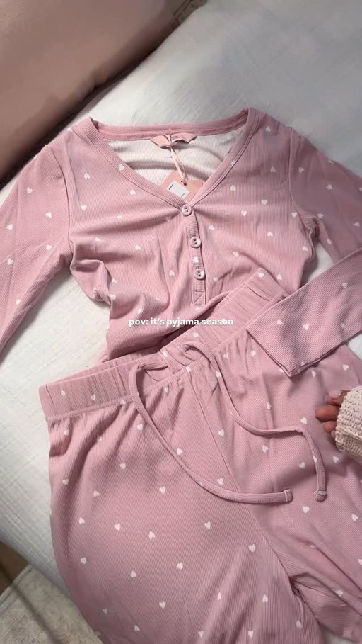 It’s time to live in cute festive pj’s 🙂‍↔️❄️💕
@bouxavenue 
#festivepjs #pyjamaseason #pyjamaparty #softgirlaesthetic #christmaspyjamas #girlypjset