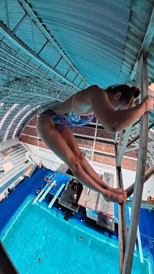 this is how cliff divers train in the winter ;) falling from the roof will have to do! 

gracias @aleaguilar1812 por el video y por enseñarme

alberca: @com_mexico