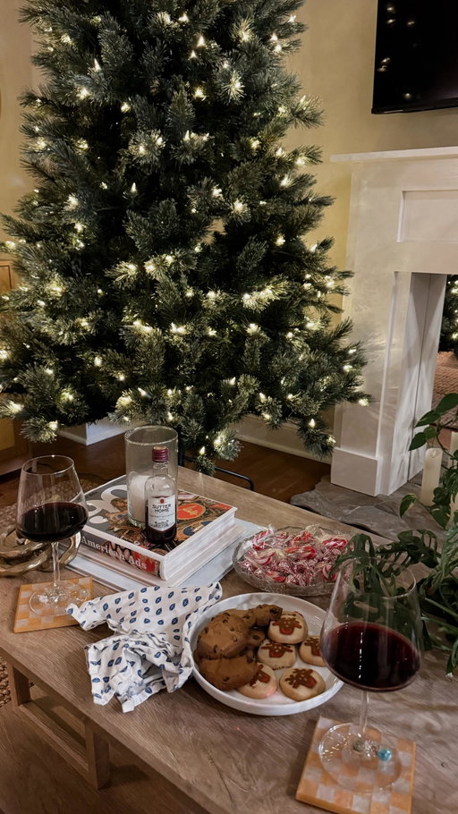 #SutterHomePartner The perfect cozy casual night in ft. @sutterhomewines 🍷🎄

 #holidayhosting #hosting #weeknightdinner #Philly