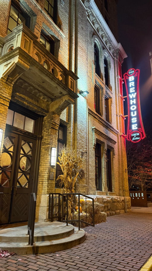 On tap: History, comfort, and a great stay.” @brewhouseinn! 🏨🍻 

Spend the night in the original @pabstblueribbon Brewery where you will experience a truly unique stay in the heart of Milwaukee’s Brewery District! Immerse yourself in the distinctive charm of their 90 spacious suites, blending industrial-chic style décor with comfortable amenities. Each suite boasts a full kitchenette, soaring ceilings, large steel beams, exposed cream city brick walls, and expansive windows, providing an unparalleled atmosphere you won’t find elsewhere. 🙌

📍 Milwaukee, WI