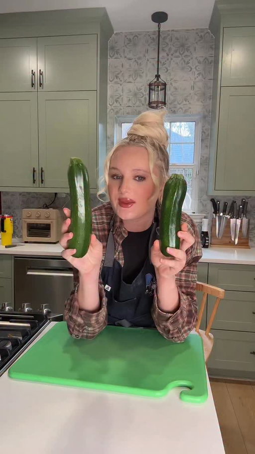 Twins are the size of zucchini this week (they’re definitely bigger these fruit chart comparisons suck) so we’re making chocolate zucchini bread 🥒🍞🍫