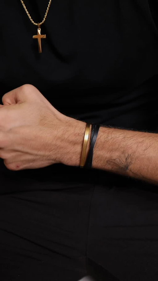Stacked and dialed.

@MANSSION

#mensaccessories #mensjewelry #goldbracelet #goldnecklaces #beadedbracelets #stackingbracelets