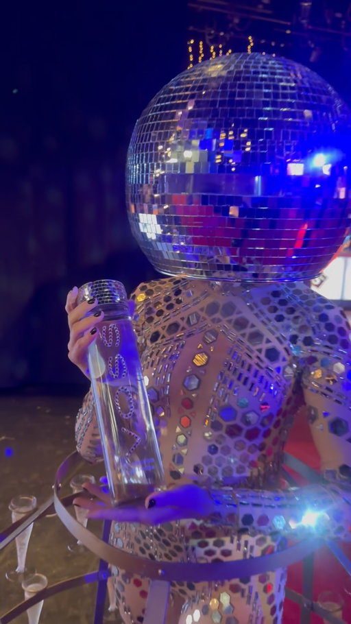 Everything mirror ball for the 20th Anniversary of @dancingwiththestars! 

✨ @thetwistedcake 

#voss #vosswater #vossworld #dwts #bedazzle #mirrorball #dancingwiththestars