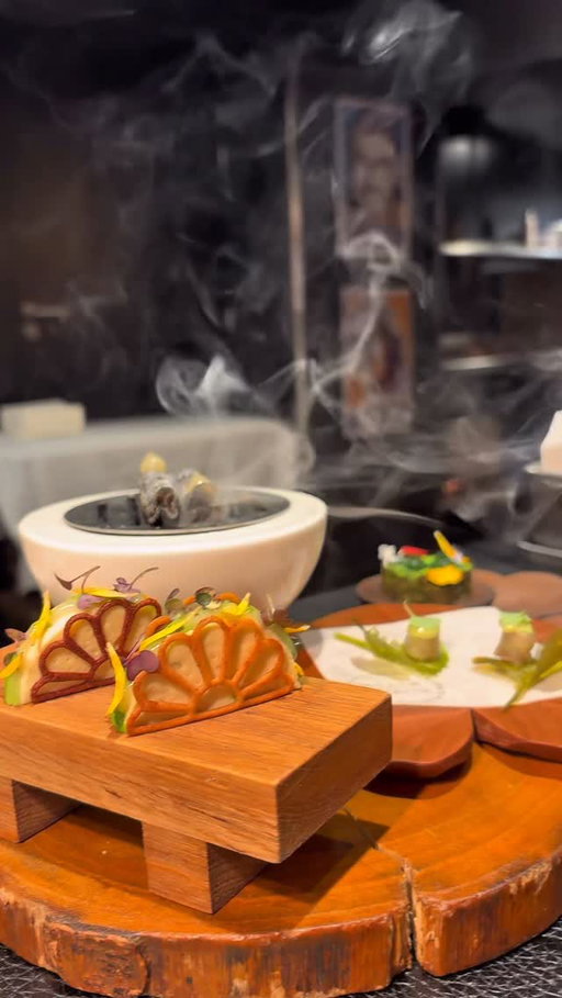 “La tête dans les étoiles, mais les pieds dans la terre” ⭐️ 

Retour sur une journée immersive en cuisine, aux côtés de @mathieuperou, un Chef dont j’admire la créativité et la capacité à transformer nos produits de l’Ouest avec des saveurs invitant au voyage.

Merci à « Toto » de m’avoir prise sous son aile, et à toute l’équipe pour son chaleureux accueil 🙏🏼
@thomas_raimbaud_ @laurie_hervault @annecharlotteperou 

#manoirdelaregate #restaurantnantes