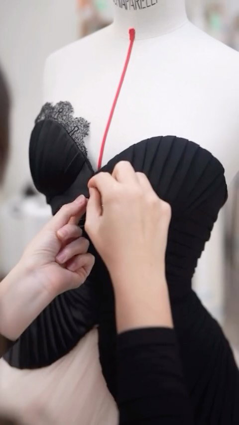 ARIANARELLI. THE MAKING. 

@ArianaGrande appeared in Custom Schiaparelli Haute Couture, designed by @DanielRoseberry, at the New York premiere of Wicked: For Good, directed by Jon M. Chu.

Ballgown with a black ruched crepe and satin bustier, laced up the back, with delicate side bows and signature Keyhole embroidery at the bustier. Voluminous skirt made from 200 meters of silk organza and tulle split into 20 ruffles.

Styling @LuxuryLaw
Video @christophe_tiphaine 
Music @BenBrunnemer

#Schiaparelli