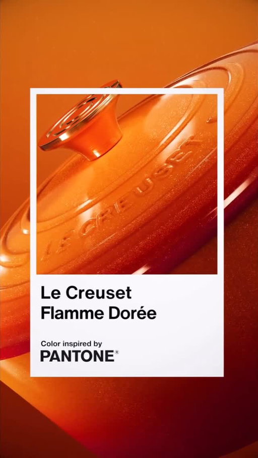 @lecreuset Celebrando 100 años de innovación en color. 🧡 @lecreuset y @pantonelatinoamerica se unen para celebrar Flamme Dorée. Producido especialmente por Le Creuset mediante un innovador proceso que combina una tercera capa de esmalte con minerales que captan la luz, Flamme Dorée va más allá del efecto degradado presente en muchos otros colores de la marca, mostrando mayor profundidad, dimensión y luminosidad. Descubre más en el enlace de la biografía de @lecreuset. #100AñosDeLeCreuset