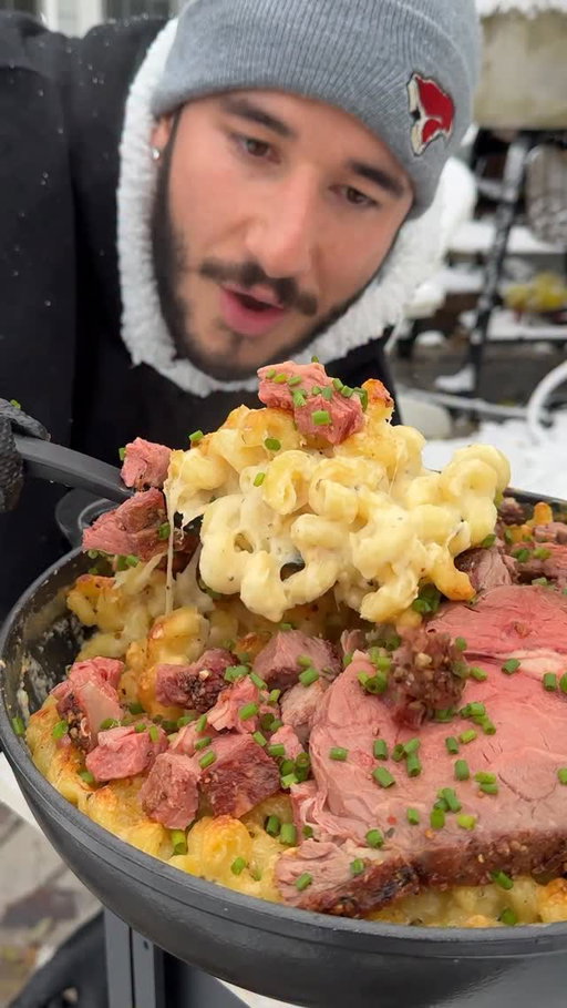 Loaded Prime Rib Mac n Cheese made with bold @Tillamook Maker’s Reserve Extra Sharp Cheddar Cheese, rich Original Cream Cheese Spread, and creamy Butter—the ultimate comfort dish for the holidays. #TillamookPartner