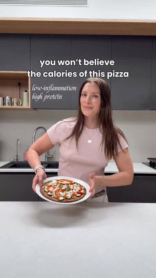 Low-inflammation, high protein pizza recipe 🍕

Not gonna lie, its tough out there finding ingredients that fit the low-inflammation guidelines I’m following. I’m really glad @venerdi_bread didn’t bloat me bc it’s my new go to base (sorry but 23.6g of protein for a full pizza base?! Unmatched really). 

Recipe:
• Venerdi Low Carb Goodness High Protein Seedy Pizza Base
• Homemade pesto (pine nuts, lemon, lemon zest, basil, parsley, olive oil, garlic, salt, pepper)
• Poached chicken/ shredded
• Zucchini
• Capsicum
• Feta
• Basil

400 calories | 43g protein ✨🍕