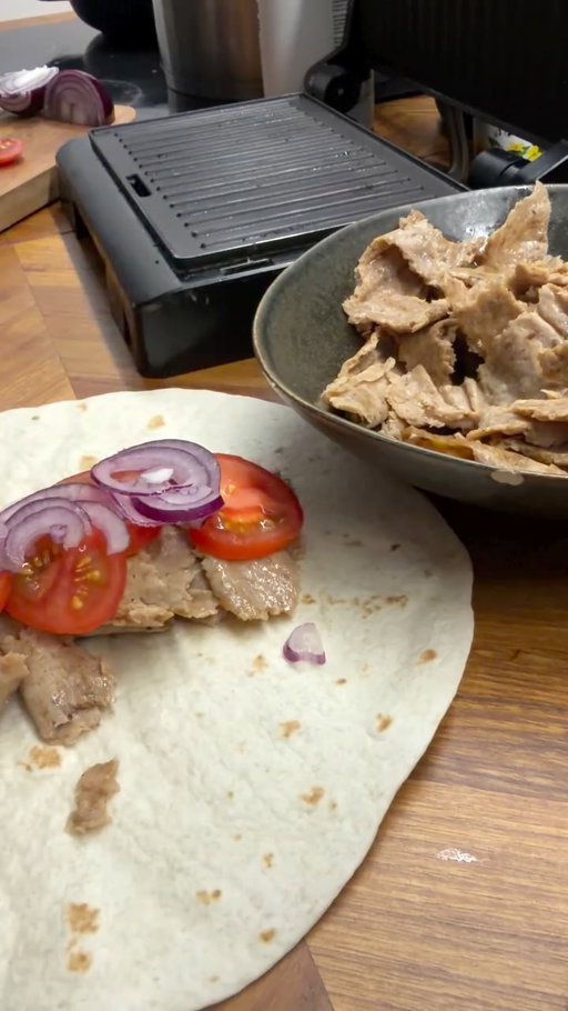 Ovšem tohle ? Domácí kebab 👏🏻 
Budete potřebovat:
500g mletého masa ( jakékoli ja použila kuřecí a bylo to top) 
Koření ( paprika, česnek, sůl,)jakékoli máte rádi 
Pečicí papír dejte na plochu doporučuji přestříknout olejem nebude  se lepit. Položte maso zase přestřiknete olejem s dejte druhý pečící papír a vyválejte a do tenké vrstvy. Zatočte a dejte péct na 200 stupňů  cca 25 min 👌🏻👏🏻