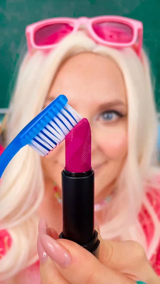 Don't tell the teacher 🤫 The perfect disguise for your emergency lipstick ✨ 

#makeup #school #beautyhacks #funnyvideo #diy