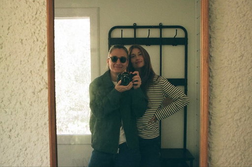 Je vous le dis parce que c’est une grosse affaire dans ma vie, mais y’a déjà un bon petit temps que Chloé et moi avons décidé de mettre fin à notre relation amoureuse. 

C’en est une d’amitié profonde et de co-parentalité qui se présente à nous depuis plusieurs mois. 
Ça prend beaucoup de force à assumer mais,  pour vrai, ça va bien, on reste unies par le désir d’être les meilleures moms pour nos gars. 🤍

Merci de votre délicatesse en cette période de grands changements dans nos vies, ça fait une vraie différence.