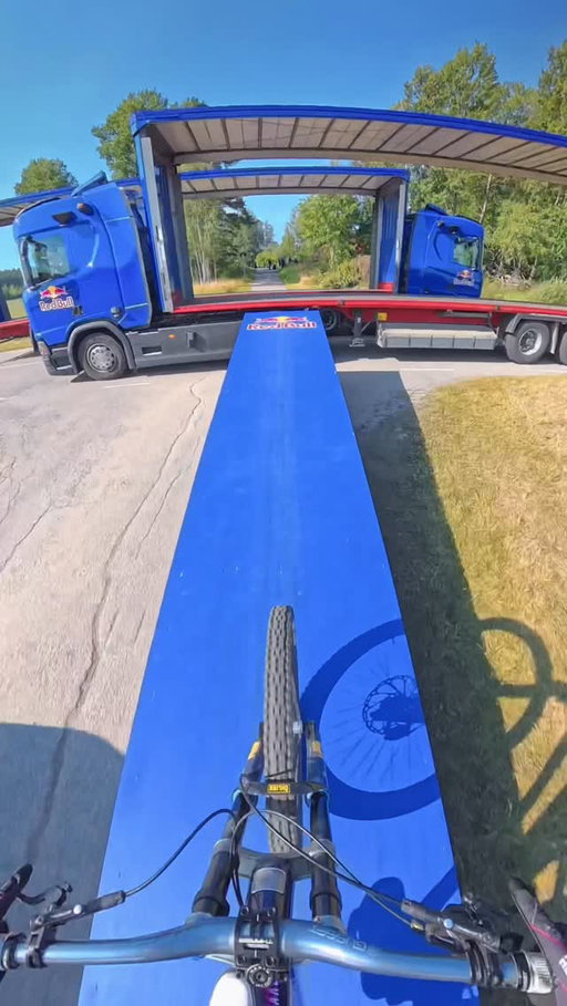 This was 100% commitment! 😅 there was only 0.8 seconds to make it though this gap. Riding at the side of a lorry at 43mph knowing that they should move out the way, for the gap to then slam shut, was terrifying. 🤯 @scaniauk @redbulluk @helfare