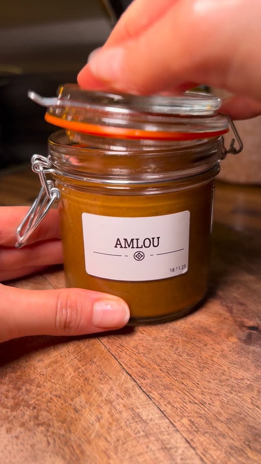 Pâte à tartiner healthy 🇲🇦

J’ai goûté l’amlou pour la première fois au Maroc… et j’en suis tombée amoureuse.

Et toi, est ce que tu as déjà goûté à l’Amlou ? 

Recette pour un pot type pot de confiture 

- 250g d’amandes torréfiées (amandes crues que tu passes au four 10/15 min à 180 degrés) tu laisses tiédir 
- 35g d’huile d’argan alimentaire 
- 1 à 2 CAS de miel liquide (miel d’oranger pour moi) 

Enjoy 🇲🇦

#amlou#healthy#recettefacile#healthyfood#pâteàtartiner#morocco#moroccanfood#trip#recipe#foodies
