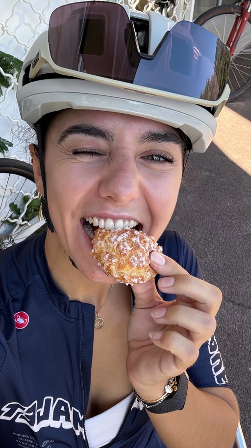 J’ai arrêté de fumer 🚬 après presque 10 ans, grâce au sport !! 
Et oui parce que sports d’endurance et cigarette, contre toute attente, ce n’est pas vraiment compatible 😅 

Mais vous vous doutez bien qu’après 10 ans à fumer quotidiennement c’est très loin d’être facile… C’est là que le sport entre en jeu ! Je pense que dans mon cerveau je remplace une drogue par une autre mais à choisir il y en a une nettement meilleure pour la santé quand même 🚴🏻‍♀️🏃🏻‍♀️

Et en réalité, pour être tout à fait transparente, j’ai décidé d’arrêter de fumer après avoir commencé le vélo de route et le running, parce qu’en rentrant de mes sorties au bord du coma je me suis vite rendue compte que ce n’était pas normal, à mon âge, de finir dans un état pareil.

Je profite donc du mois sans tabac pour aborder ce sujet qui me tient à cœur et j’espère que ce sera ton signe pour également arrêter de fumer ! 

Et si tu as besoin d’en parler à quelqu’un, n’hésite pas à m’envoyer un petit message 📲 tu n’es pa tout seul je te promets 😉 

#moissanstabac#novembresanstabac#cyclismefeminin#activelifestyle#stopsmoking#arreterdefumer#girlcycling#girlrunning#sportscontent