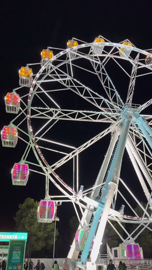 ✨ Mágicas Navidades ya abrió sus puertas ✨
El parque con más luces de España regresa con todo:
🎡 Noria gigante
❄️ Ice Festival inspirado en superhéroes
🧊 Pista de hielo sobre un lago
🌟 La Puerta Mágica con shows increíbles
🎅 Nueva novedad 2025: ¡El Vuelo de Santa!
🍔 Comida, atracciones y magia para todas las edades

La Navidad se vive aquí. 🎄

@magicasnavidadesmadrid