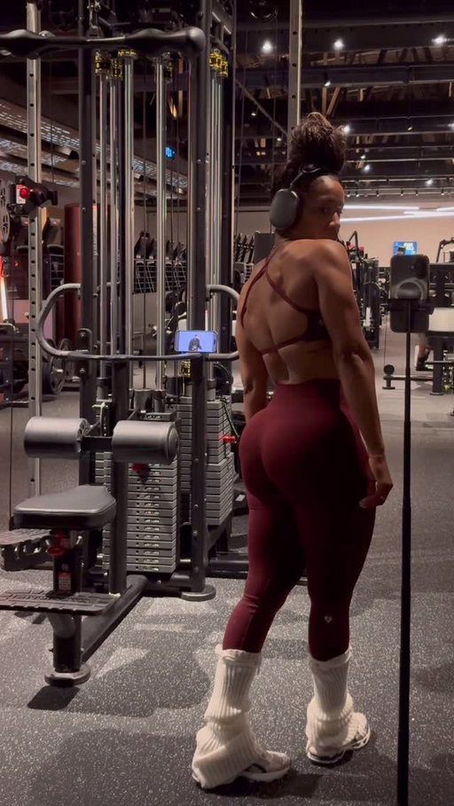 I wonder what will happen if you locked in?!

Stop looking for things outside of you to make you better….that’s temporary. What’s permanent and lasting is healing, working on the inside of you! Lock in my love!!

Workout 
4 set mommy!! 8-10 solid reps, quality weight
Leg go!!!

Outfit @womensbest new Winter Edit🤌 use Qui
#qui2health #motivation #strength #backdayworkout