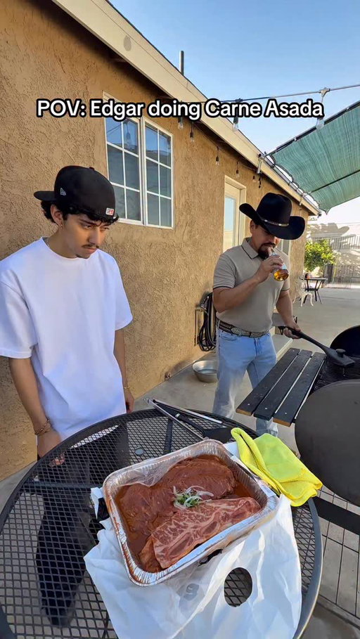Edgar’s can’t cook 🙄

-
.
 #kickbackcrew #explorepage #reels #skits #comedyskit #edgar #mexicanparents #noquemacuh #takuache #carneassada #hispanic