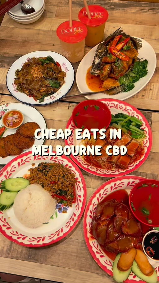 I think I just found the cheapest lunch spot in Melbourne CBD 😳
DoDee Paidang Swanston has $15.90 meal + drink combo and $12 chilli basil chicken rice on weekdays from 11am - 5pm 🍚‼️ 

We also tried other dishes like pad kee mow duck (Stir-fried rice noodles with duck) 🦆, pla lad prik (deep-fried whole barramundi with spicy tamarind and fish sauce) and fish cake 🐟, everything was honestly so good!

📍DoDee Paidang, 245 Swanston St, Melbourne VIC 3000

💌 Invited

#melbournecheapeats #melbournefoodie #melbournefood #melbfoodie #thaifoodmelbourne
