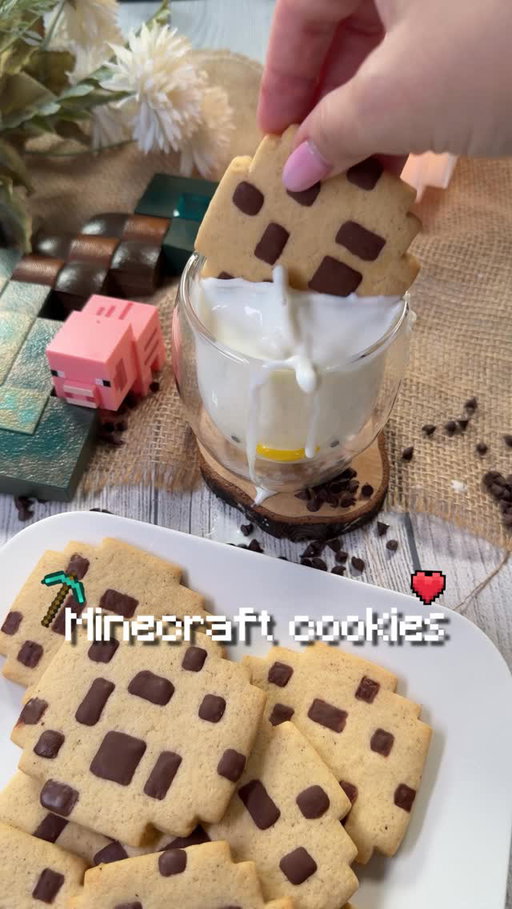 💚 MINECRAFT COOKIES 🍪 

✨Estas tienen un saborcillo de tarta de manzana, a pesar de tener la masa más tradicional de las galletas de mantequilla… y están taaaan ricas 😍. Siempre me pedís ideas temáticas de mil cosas, así que aquí tenéis una de Minecraft 🤭.
Gracias a @hannahxxrose por la inspiración 💖🙏🏻
⁣
✨  INGREDIENTES ⁣salen unas 8 galletas grandes 
➖60 gr de mantequilla textura blandita 
➖ 6 gr endulzante yummy de pumpkin spice (en la web de @big_suplementacion lo tenéis disponible)
➖ 1 huevo
➖ saborizante de tarta de manzana (es una maravilla, podéis cambiarlo por vainilla)
➖ 10 gr de sirope de arce
➖ 170 gr de harina
➖ 1/2 cucharadita de canela
➖ chocolate para decorar

💚Mezcla y deja la masa 30 min en la nevera
💚 estira, corta y coloca sobre una bandeja de hornear
💚 lleva al horno a 170C 15 min y espera a que enfríen para manipularlas
💚 decora con chocolate 
 
#recetasburpee_vet #postres #recetas