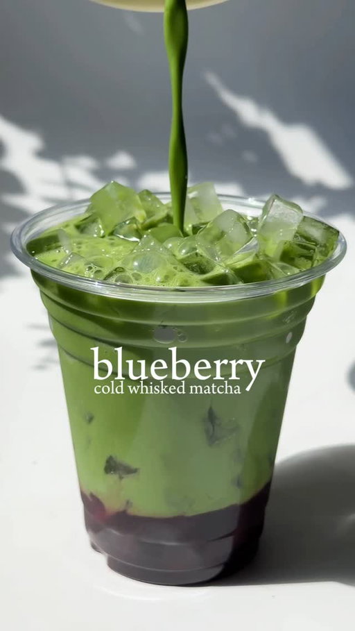 🫐🍵 blueberry cold whisked matcha

— matcha ~2tsps + 80ml milk 
— whisk, then add 120ml of milk
— blueberry syrup w/ or without blueberry chunks (recipe in “syrup” story highlight)
— ice

#homecafe #matcharecipes #matchalover #blueberry #coldwhiskedmatcha