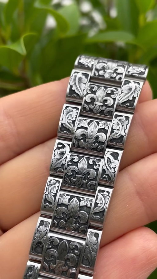 Rolex bracelet with Fleur De Lis motive and black backgrounds.
.
.
.
#rolexcollector #watchlover #rolexcollection #watchfam #watchesoftheday #artcollection #artwork #engravedwatch #watchmaking #watch
