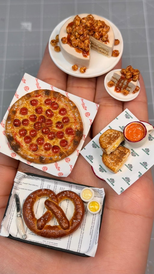 tiny foods by @etherealartiste, MASSIVE flavor IRL 🍰 stop by Netflix Bites inside Netflix House for these fan-favorite dishes

#netflixpartner