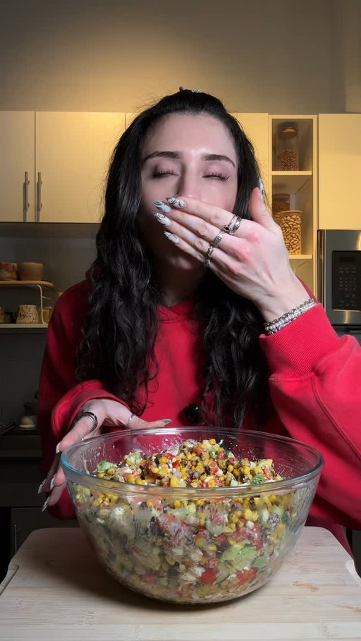 Corn & feta scoopable salad

Highly recommend  veggie chopper mines on my stories!

Ingredients
2 bags frozen fire roasted corn
I can black beans
1 cucumber
2 red bell peppers
1 shallot
Feta cheese
1.5 avocados 
Juice of 1 lime
Light mayo
Salt, chili powder, garlic powder, onion powder 

#healthyrecipes #easyrecipes #mealprep #mealprepideas #healthylunch #salad