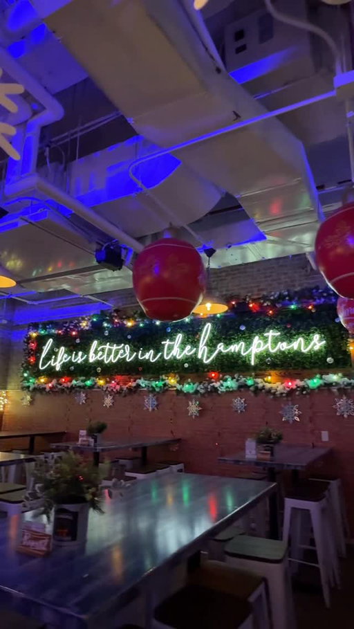 You thought girls brunch was fun before? Well… add Christmas to the mix now 😍 The Hampton Social is all decked out for Christmas! 🎄🎅🏻

#hamptonsocial #nashville #christmasbar #rooftopbar #christmas #holiday #nashvilletn #girls #girlsbrunch #brunch