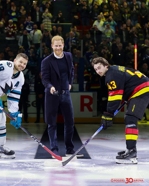 ON THIS DAY – November 20, 2023 – Prince Harry Hits the Ice 👑

On this day in 2023, Prince Harry dropped the puck before the Vancouver Canucks took on the San Jose Sharks. A special moment as the city geared up to host the 2025 Invictus Games.