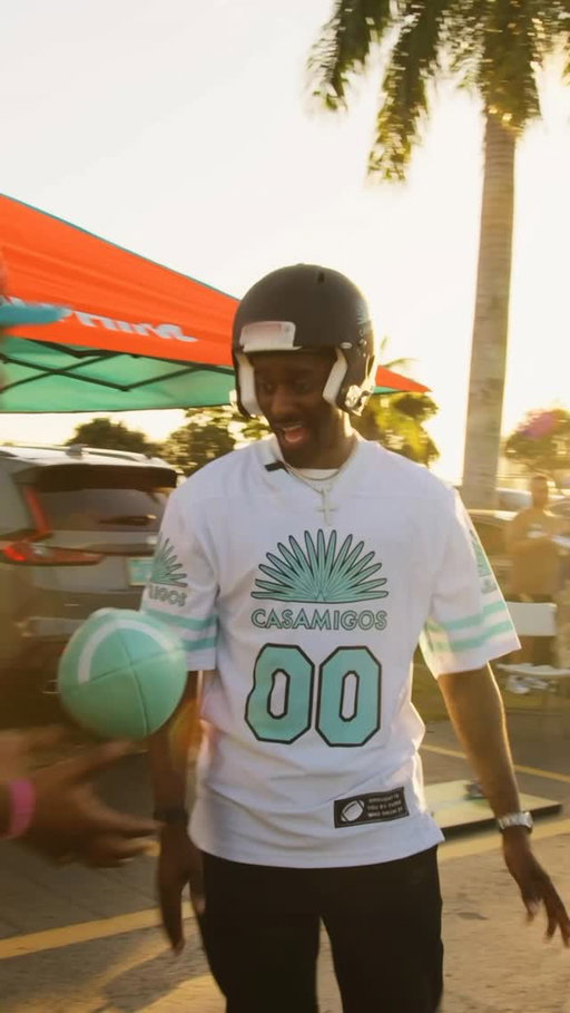 #ad Me & Parlay teamed up with @casamigos to check out the best Thursday Night Football tailgates. We sipped margaritas and tapped in with all the Miami Dolphins fans!
Enjoy Responsibly. Don’t share with anyone under 21 years old.
