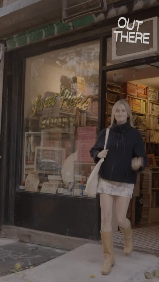 Why does this bookstore give away pickles 

📍: @sweetpicklebooks
🎥: @lidiagoldbergreports