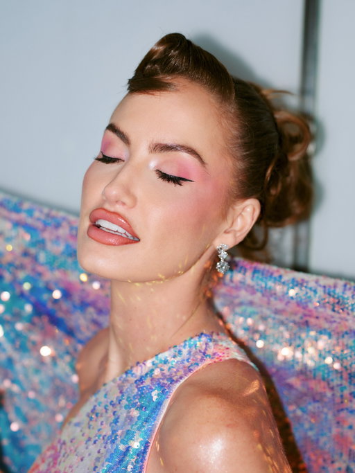 Face Card ✨💕 @haleyybaylee 

Glammed Haley for the @wickedmovie premiere and so in love with this look! 

Photos: @dareebearr 
Makeup by me using @maybelline
Hair: @rob_campisi
Dress: @marcbouwer

The new serum lipstick is chefs kisssss I used 001 - Crop Top and Gummy Bear lifter gloss!

Foundation is the Lumi Matte and used the new Cloud Jt blush (more to come on that!) 

#hayleebaylee #wickedpremiere #makeupwithjaleesa #redcarpetmakeup #thelifeofamakeupartist #glindathegoodwitch #glinda #maybellinenewyork #maybelline #maybeitsmaybelline