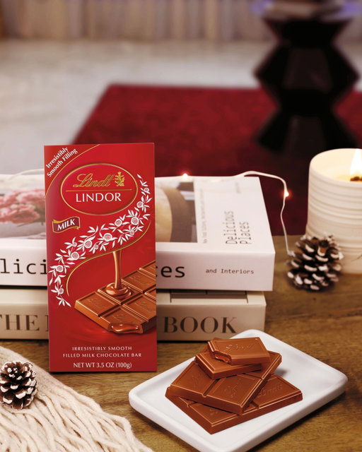 Indulge in a moment of refined calm — where silky chocolate meets soft candlelight. November sophistication, unlocked. 🍫🕯️⁣
⁣
#LuxuryChocolate #LINDOR #CozyElegance #NovemberNights #SweetIndulgence