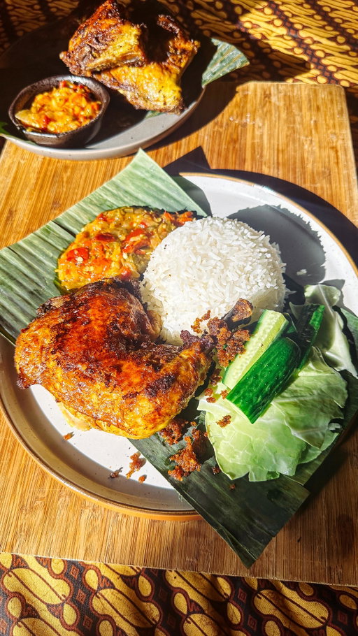 Ayam penyet (smashed fried chicken) @farahjeats 

I honestly crave for this dish at least once a week. This is an Indonesian dish called Ayam Penyet. It’s not only enjoyed by those in Indonesia, but also popular in Malaysia and Singapore. 

The “ayam penyet” dish typically comes with a serving of white rice, sambal (spicy sauce), tempeh, tofu, and vegetables. 

If you want the full recipe for the fried chicken, comment “recipe” and I’ll send it to you! 

#asianfood #foodie #easyrecipe #easymeals