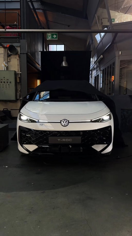 Bold look. Dynamic lights. Pure confidence. The new T-Roc turns every drive into a statement.

🎥 @nikofrielitz for #VWcollective

#Volkswagen #TRoc #LivelikeARocStar

___
T-Roc R-Line – Combined fuel consumption 6.0–5.6 l/100 km; combined CO₂ emissions 136–128 g/km; CO₂ class: E–D.