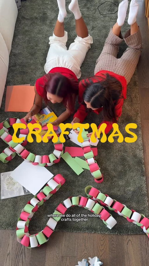 It’s Craftmas!!! 🎄✨ doing all the holiday crafts starting with these fun paper garlands! 

I got all the supplies from @staplescanada!

.
#holidaycrafts #holidaydiy #holidayinspo #papergarland #craftingideas