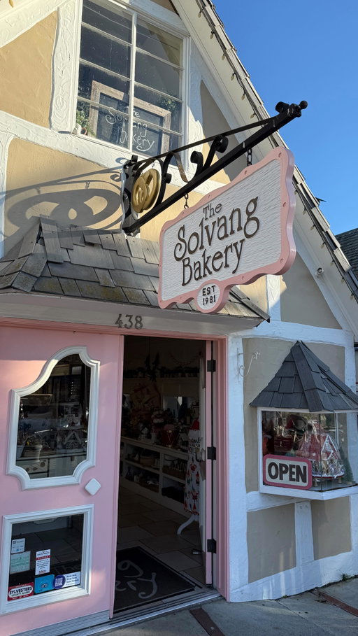 Been waiting WEEKS to pick up my gingerbread house!!!! 🤭🥹