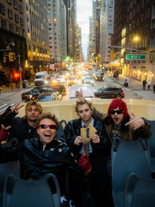 They’re your favourite BOYBAND ❤️‍🔥 5 Seconds of Summer have landed their fourth Number 1 album with EVERYONE’S A STAR! ⭐️

And we think this may be one of the most iconic Number 1 award pics we’ve ever seen?! 🗽

Congratulations boys! @5sos 

Check out our full Official Albums Chart rundown via the link in our bio 🔗

#5secondsofsummer #5sos #everyonesastar
